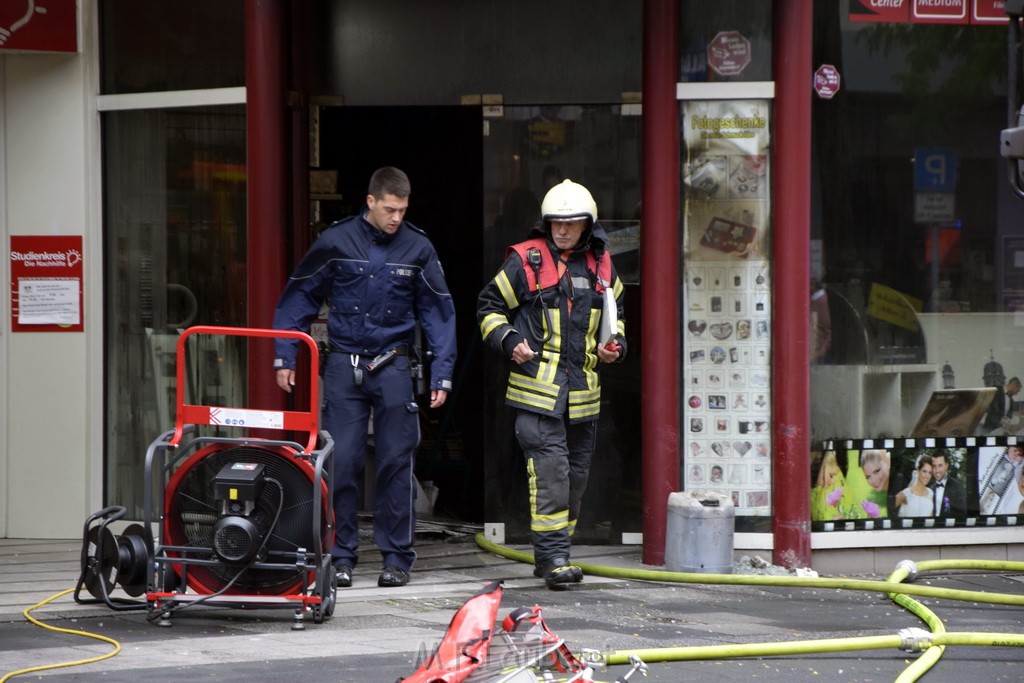 Feuer 2 Koeln Nippes Neusserstr P201.JPG - Miklos Laubert